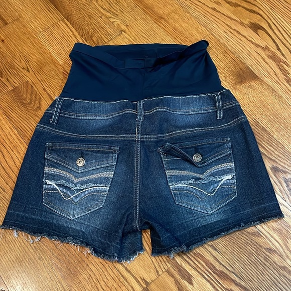 Bella Vida Brand Women’s Maternity Shorts. Size Medium. Excellent Condition. - Picture 5 of 5